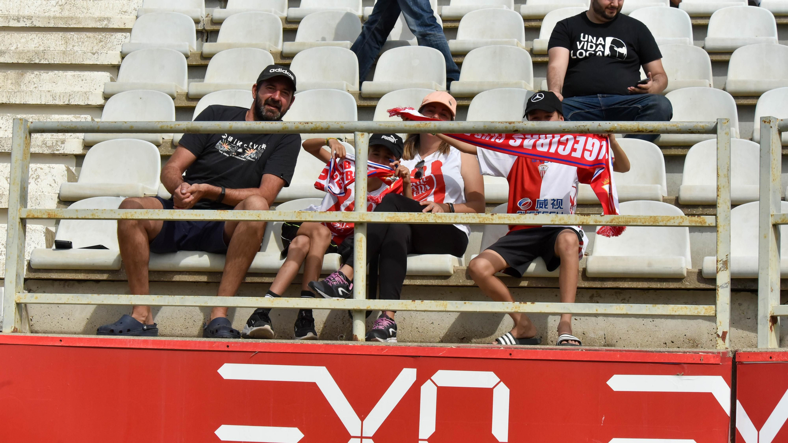 Fotos de la afición durante el Algeciras CF - AD Merída en el estadio municipal de Algeciras