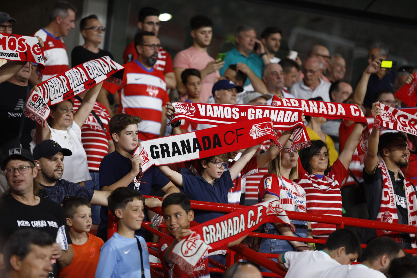 Aficionados del Granada CF en el estadio durante un partido
