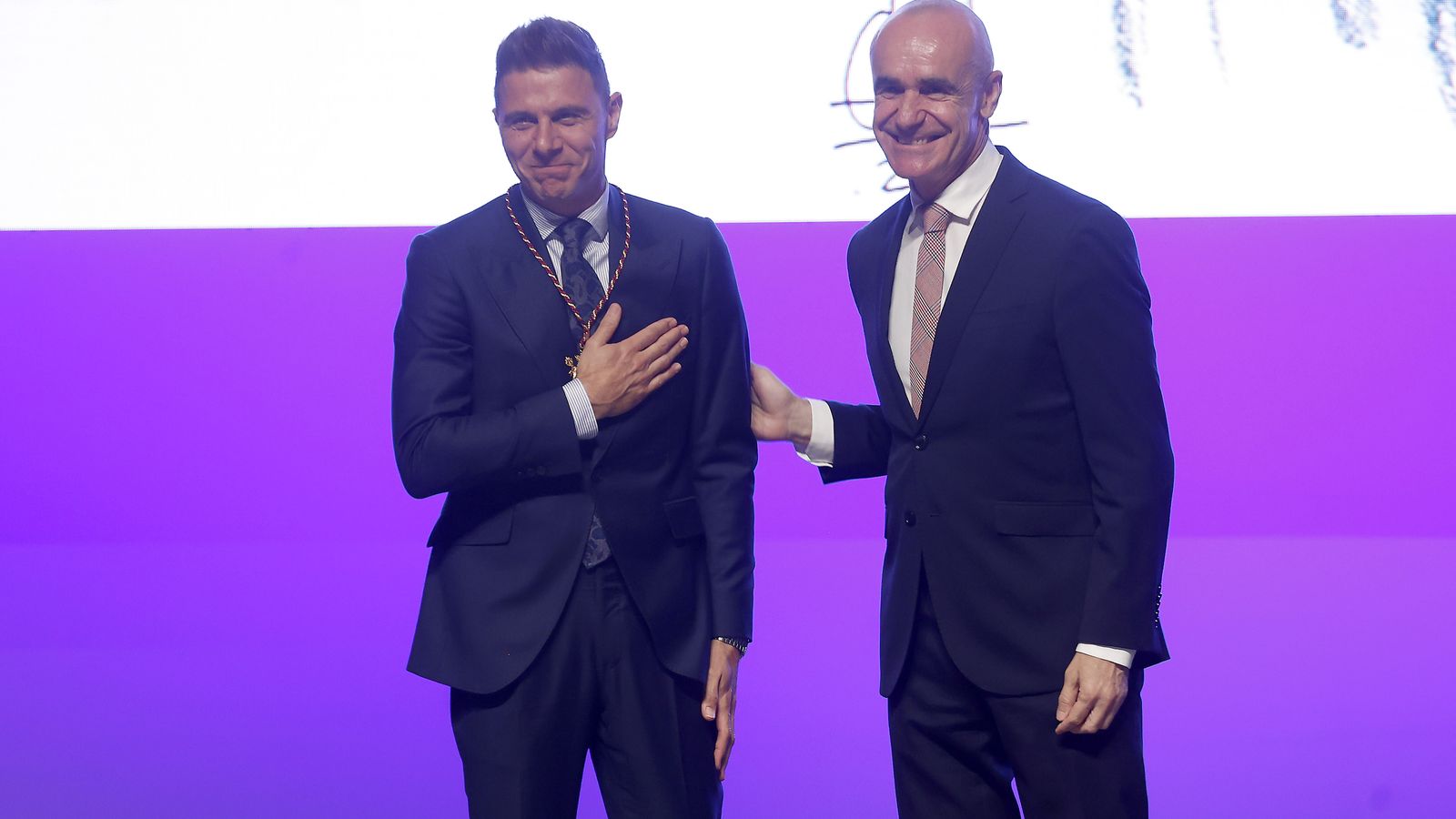 El futbolista del Betis, Joaquín Sánchez, tras recibir la medalla.