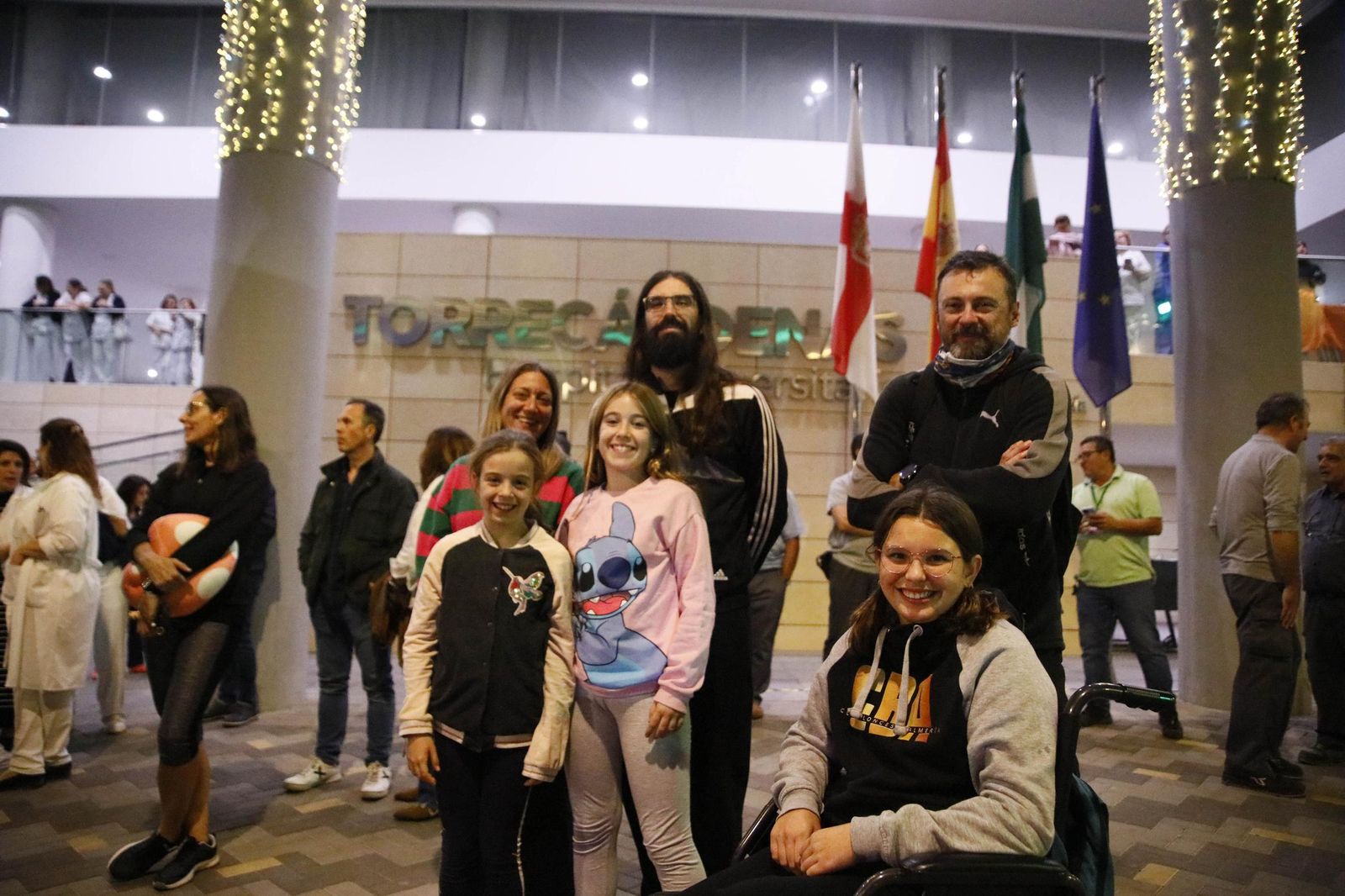 Las imágenes del encendido de la iluminación navideña en el Hospital Torrecárdenas de Almería