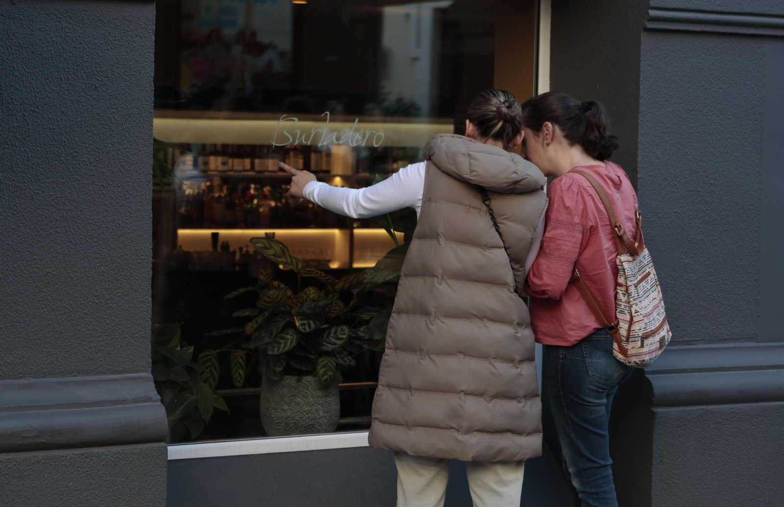 Grammys Latinos en Sevilla, la espera en la puerta de los hoteles