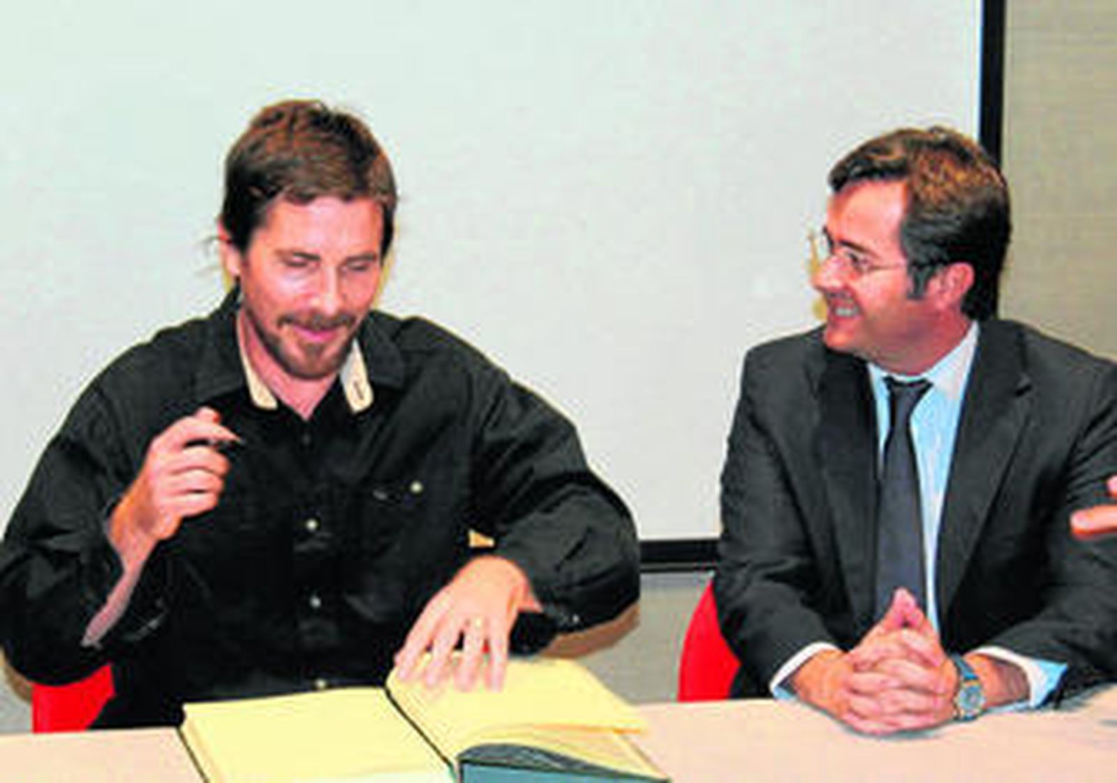 El actor dejó su sello en el Libro de Firmas de Honor en una reunión con el alcalde.