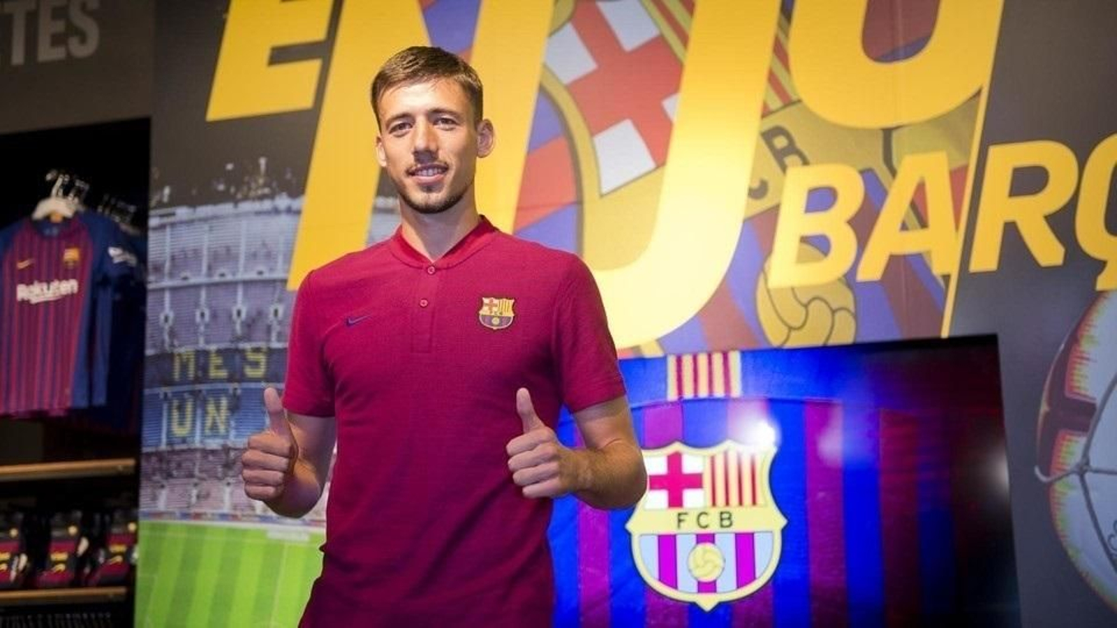 Lenglet posa en la tienda oficial del Barcelona.