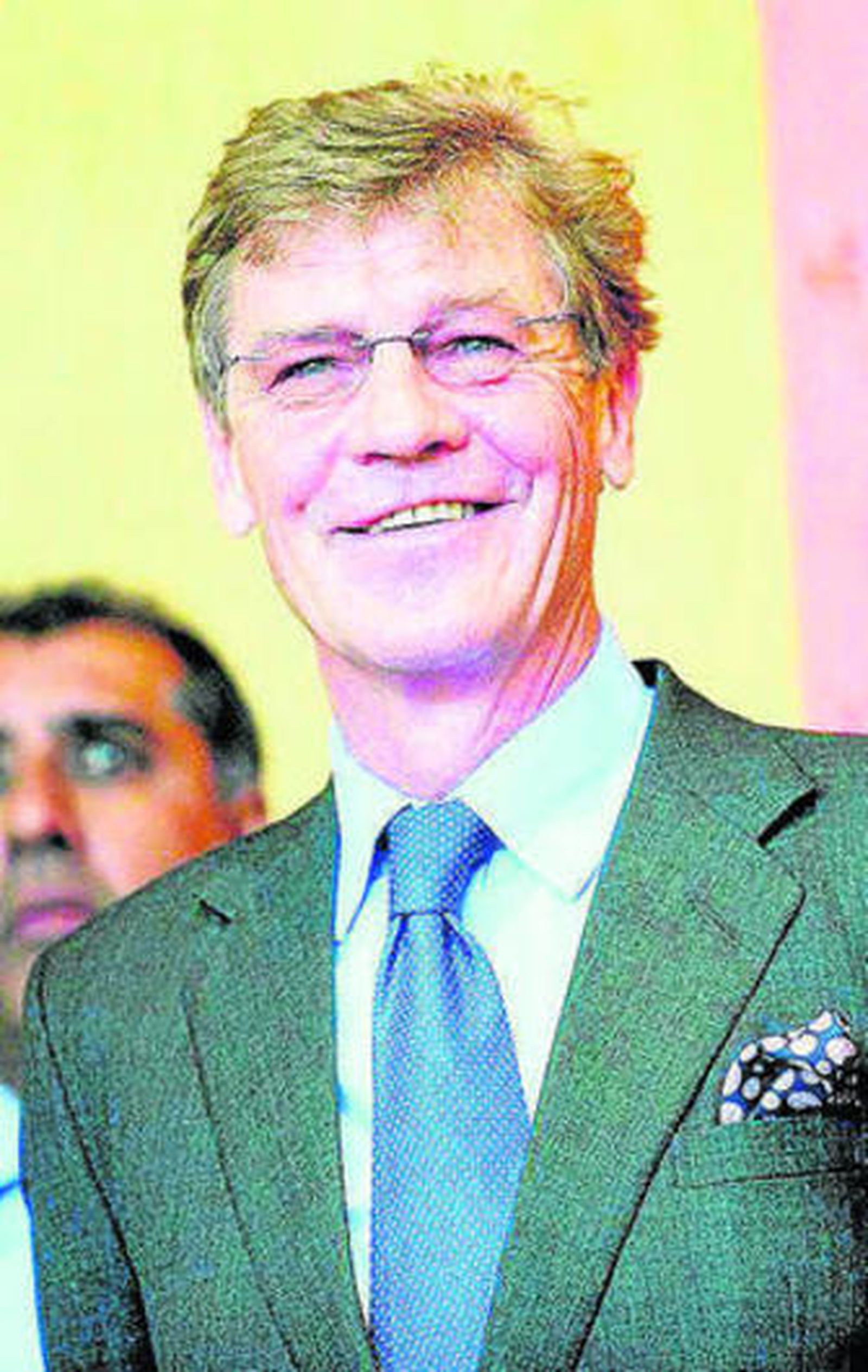 Ernesto de Hannover se divierte con otra