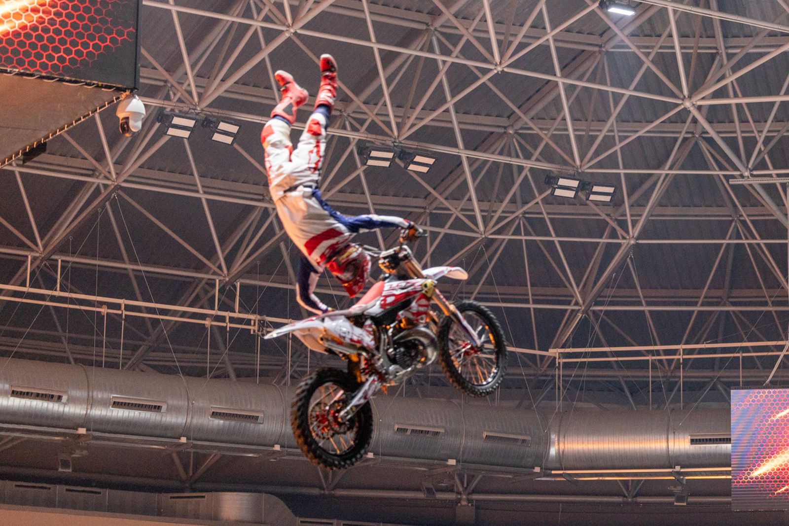 En imágenes: el Olivo Arena vibra con piruetas y motor en estado puro en el Soloflow Freestyle (1)