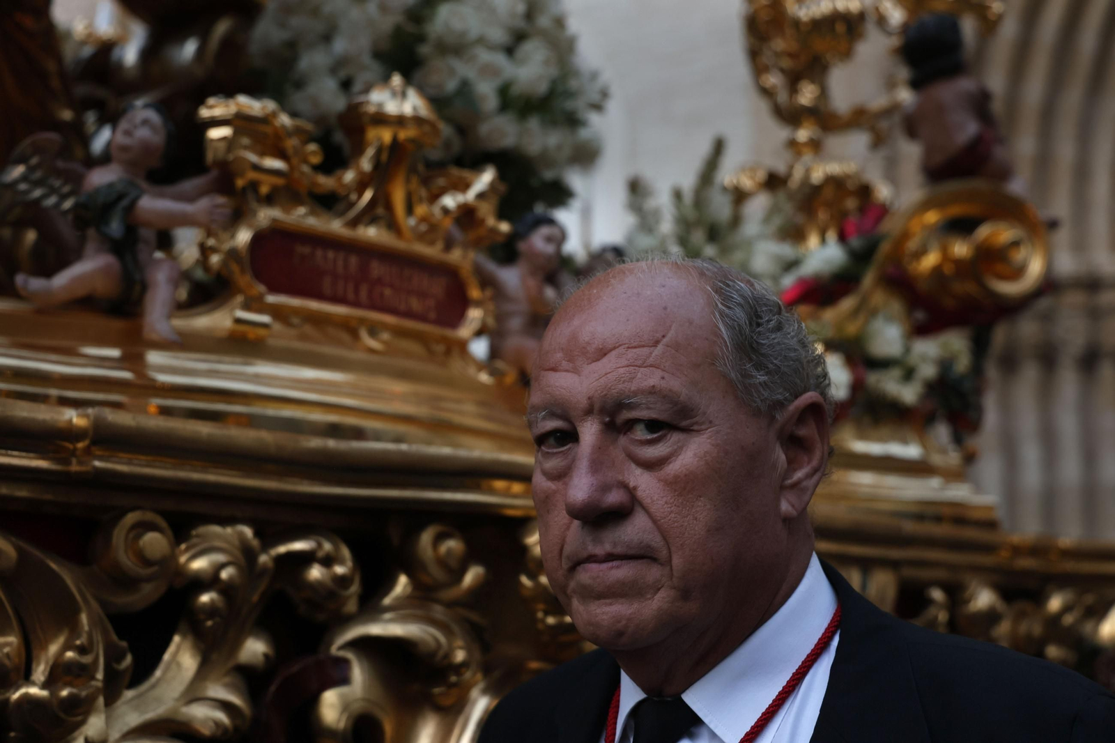 La Reina De los Santos recorre las calles de su barrio