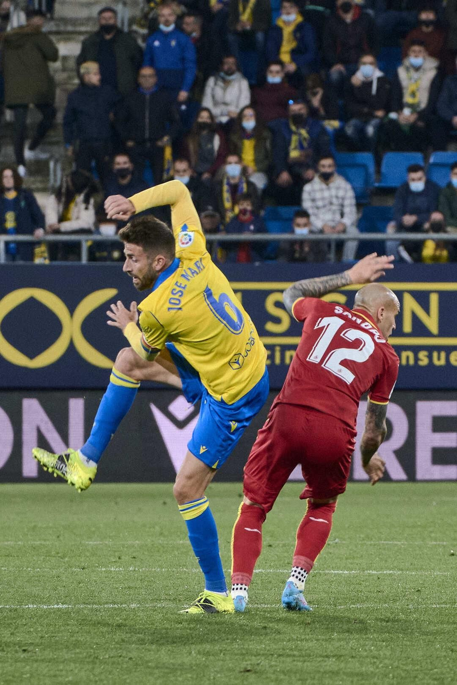 Partido de fútbol entre el Cádiz CF y el Getafe CF.