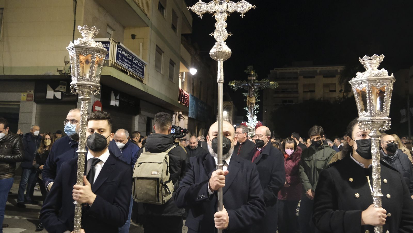 Procesión del Vía Crucis del Santo Cristo de la Escucha en Almería, en imágenes.