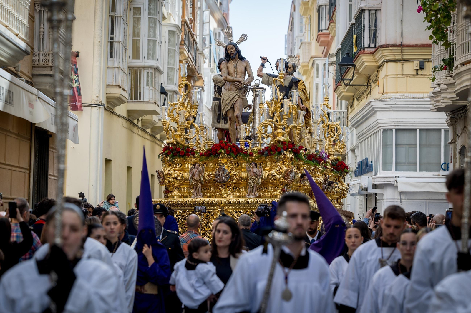 Imágenes de la salida de Columna en la Semana Santa de Cádiz 2025