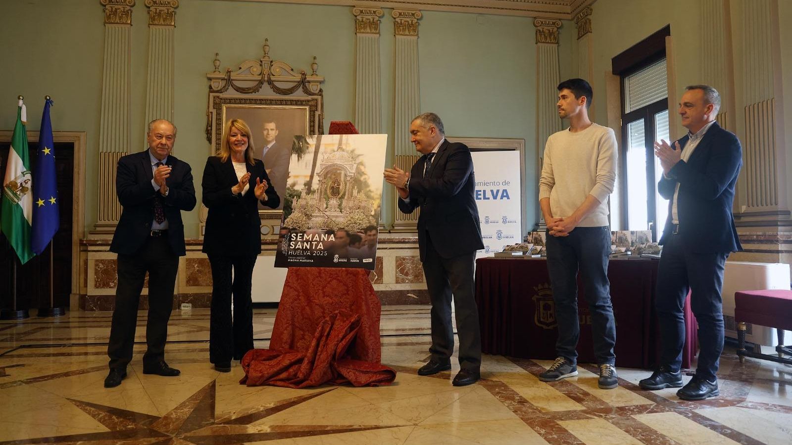 Antonio González, Pilar Miranda, Esteban Brito, David Infante y Narciso Rojas en la presentación de la Guía de Semana Santa de Huelva.