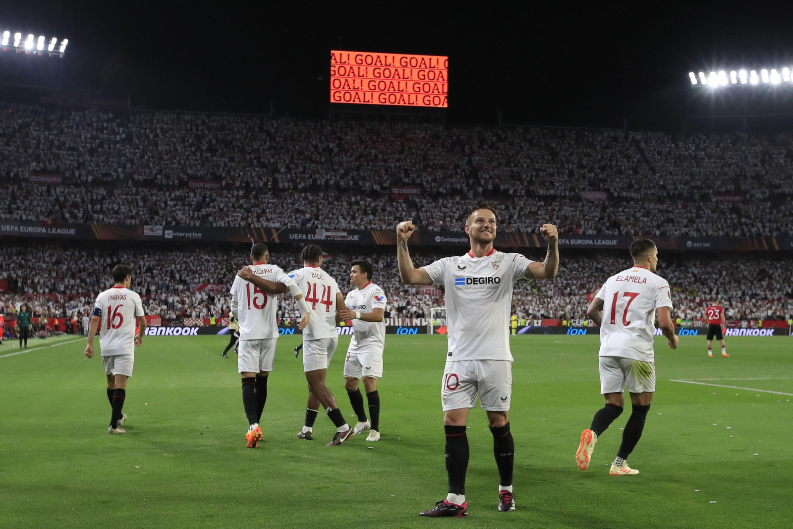 Rakitic celebra uno de los tantos del Sevilla ante el Manchester United.