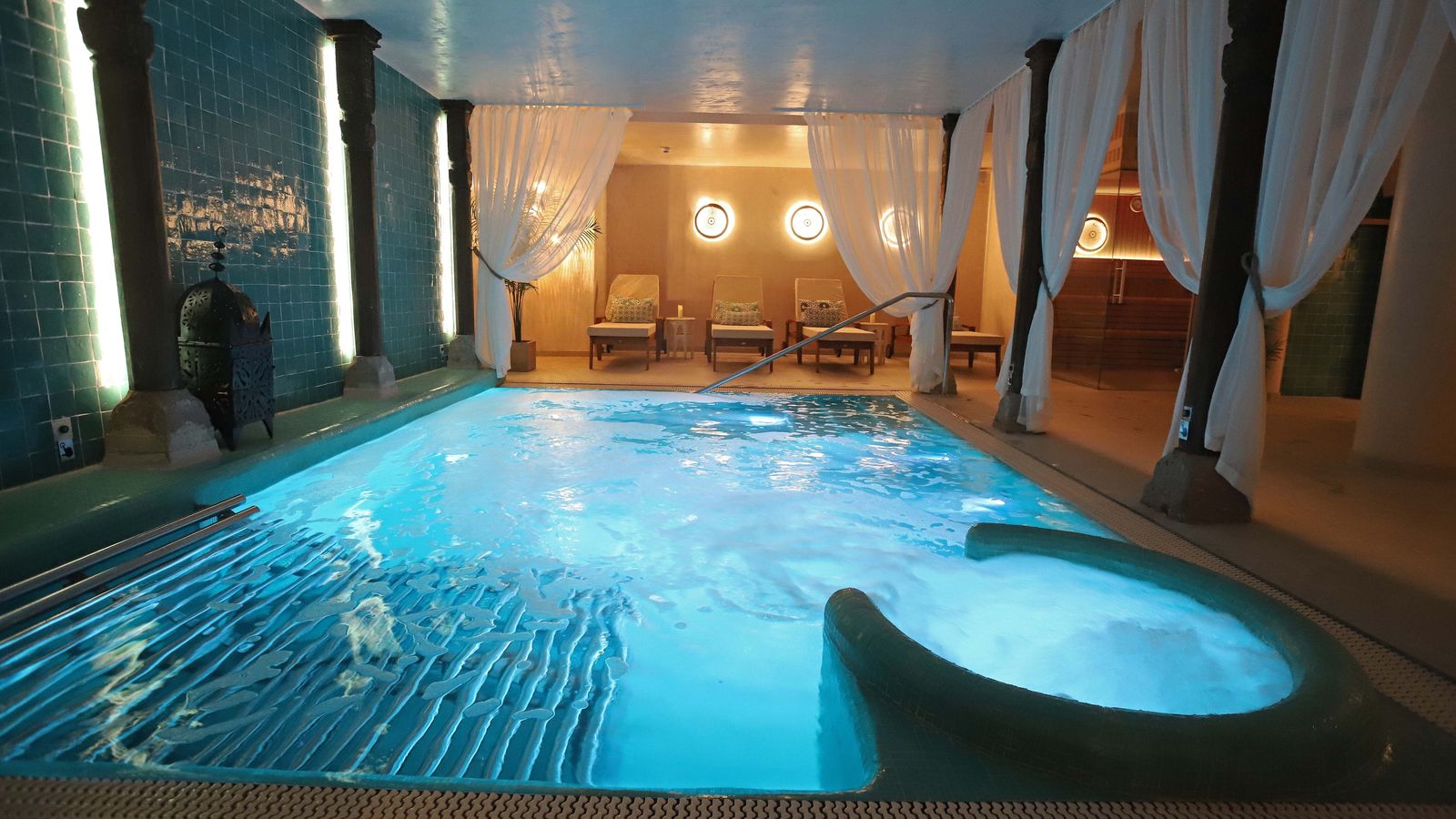 Piscina climatizada del hotel La Residencia de Tarifa.