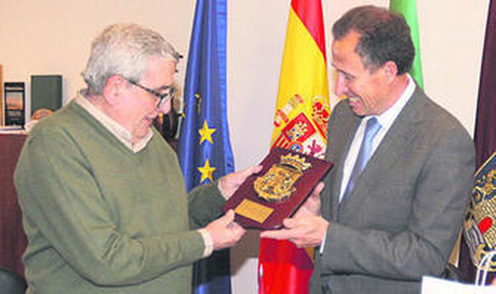 Román entrega al autor chiclanero un recuerdo con el escudo de la ciudad.
