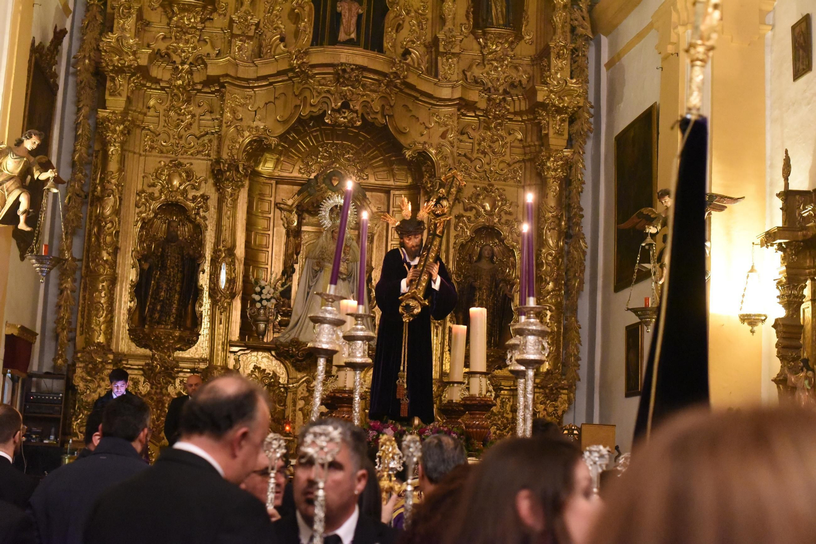 El vía crucis del Señor de Pasión por las calles de San Basilio, en imágenes