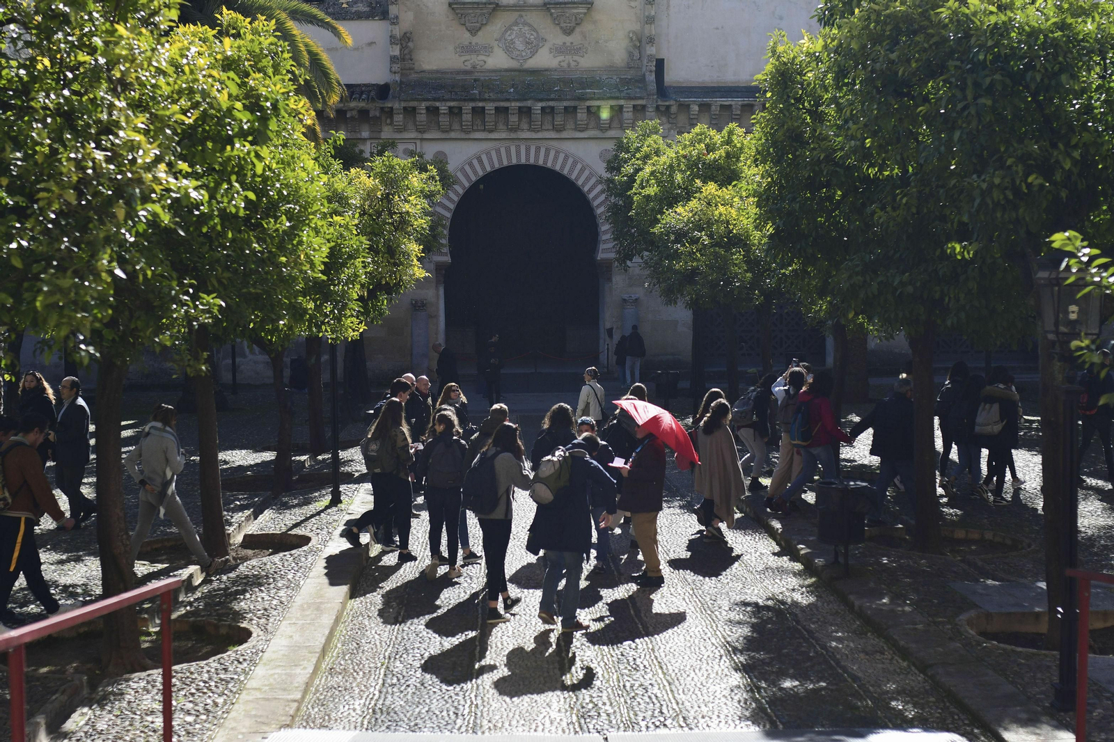 Turistas en el Patio de los Naranjos.