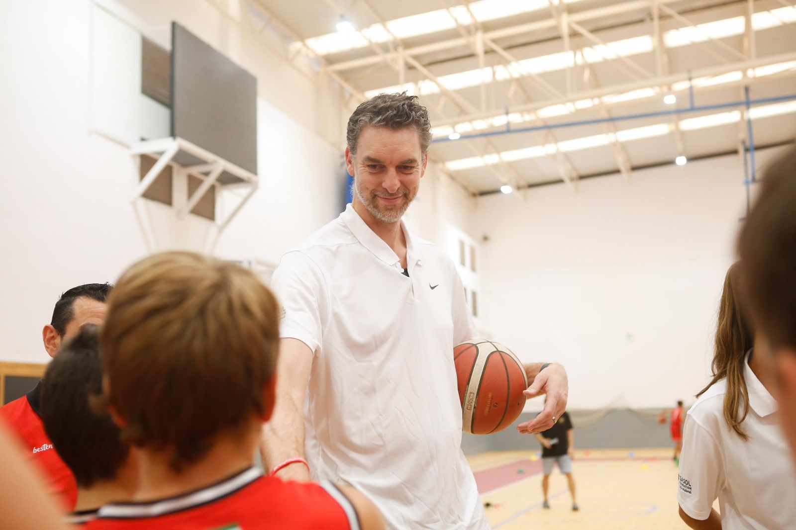 Fotos del encuentro de Pau Gasol con niños en el pabellón de San Roque