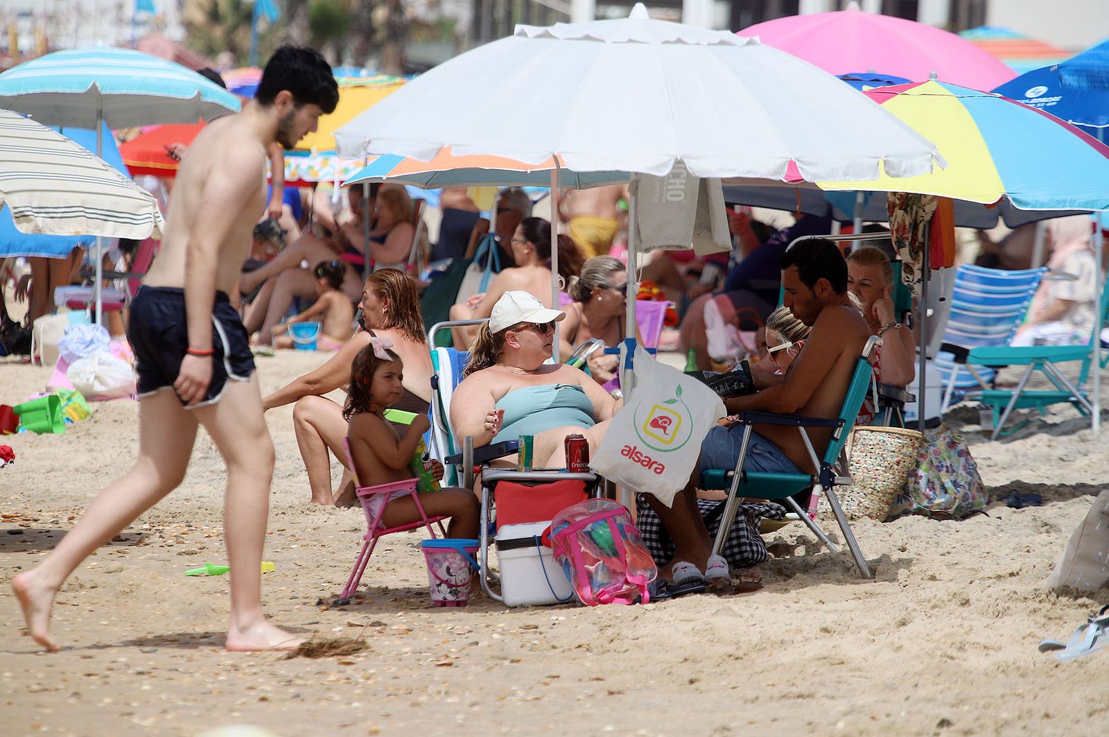 Imágenes del caluroso fin de semana en las playas de Huelva
