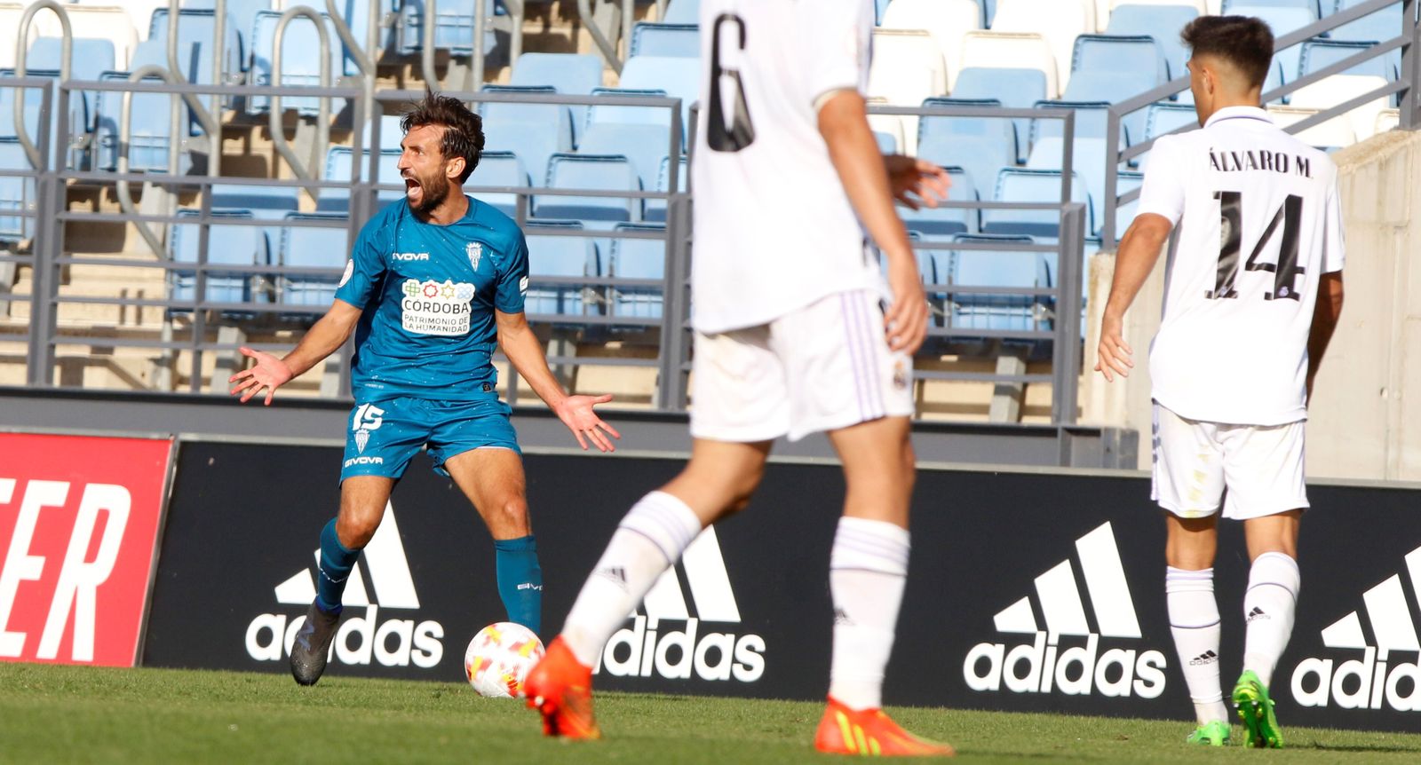 Álex Bernal reclama una falta en la visita del Córdoba CF al Real Madrid Castilla.