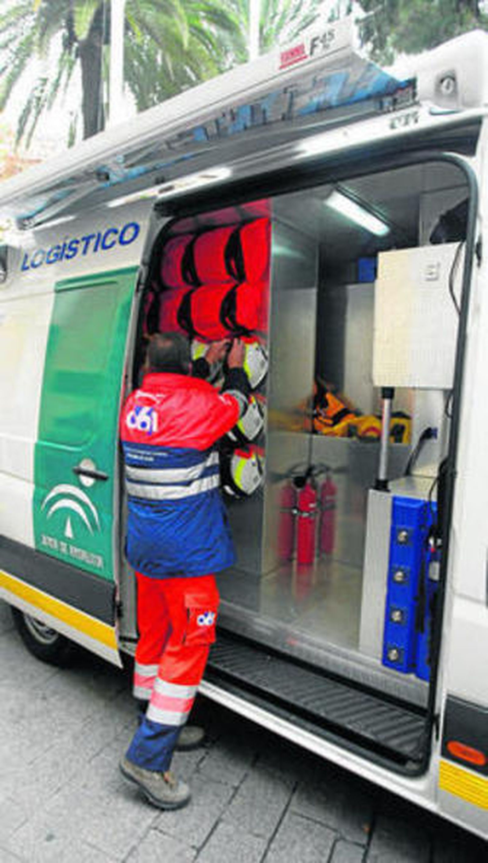 Un técnico del servicio del 061 junto a su vehículo.