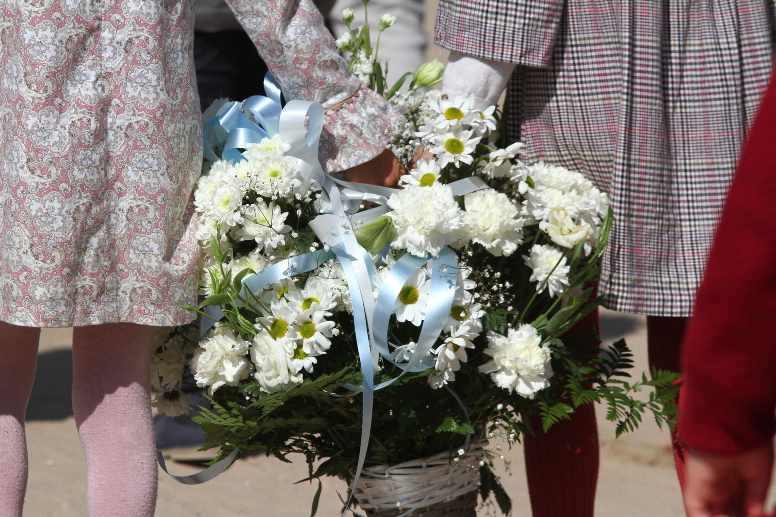 La Hermandad de Huelva se presenta ante la Virgen del Rocío en su peregrinación a la aldea almonteña