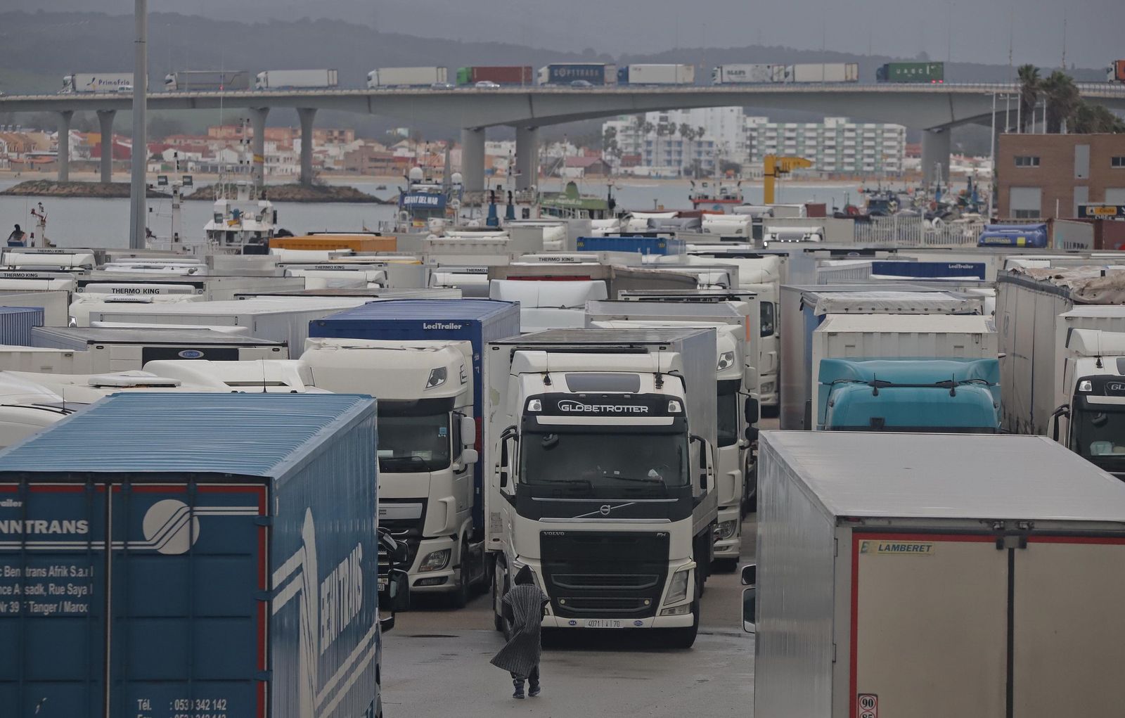 Camiones estacionados en el Puerto de Algeciras a causa del temporal.