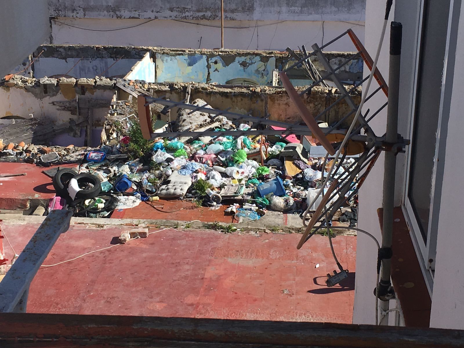 El Patio de las Quinielas, inundado de basura