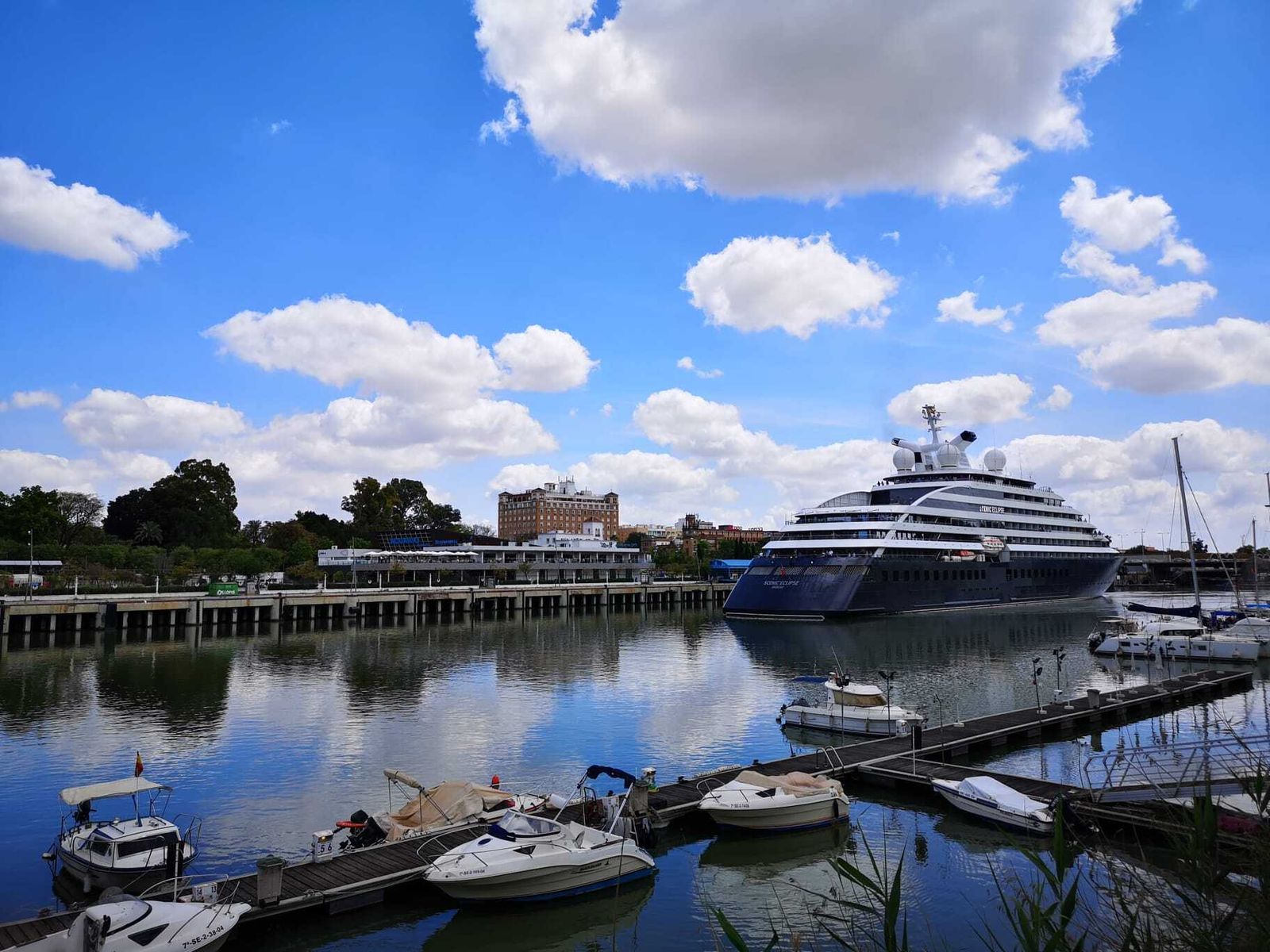 El crucero Scenic llegando al Muelle de las Delicias.