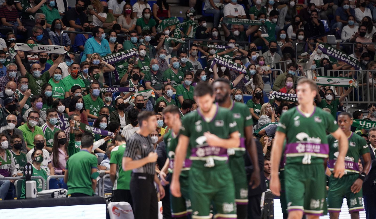 La afición cajista anima en el Carpena.