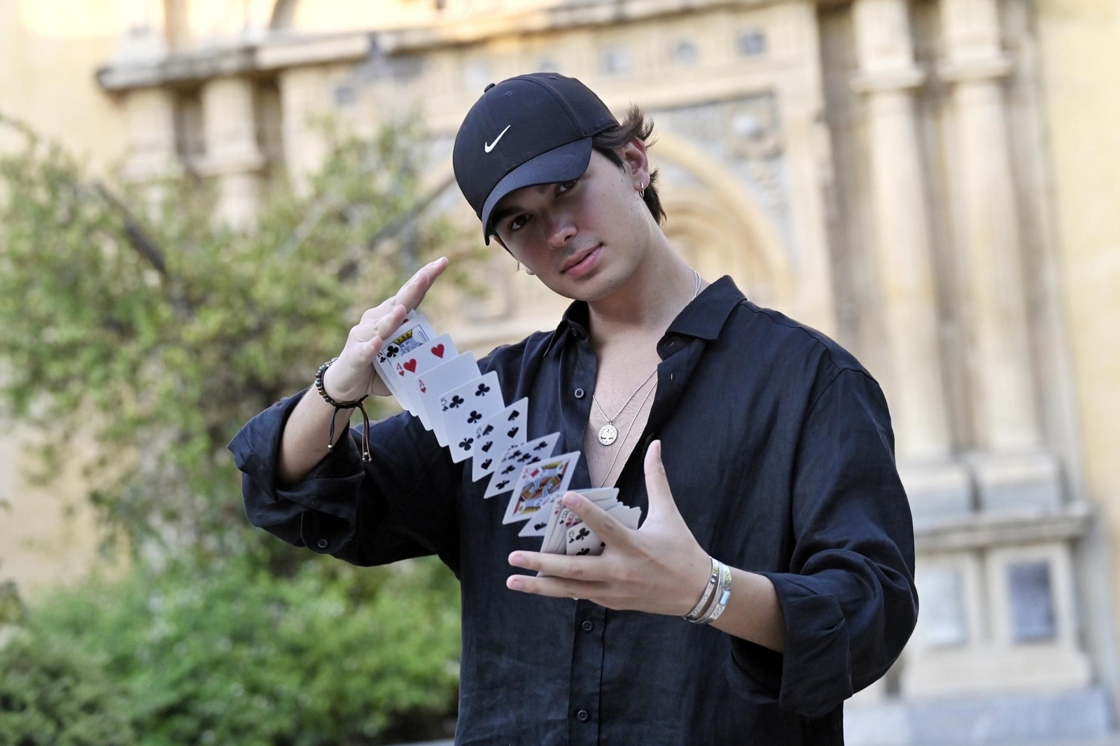El mago Pablo Cánovas, con sus cartas.