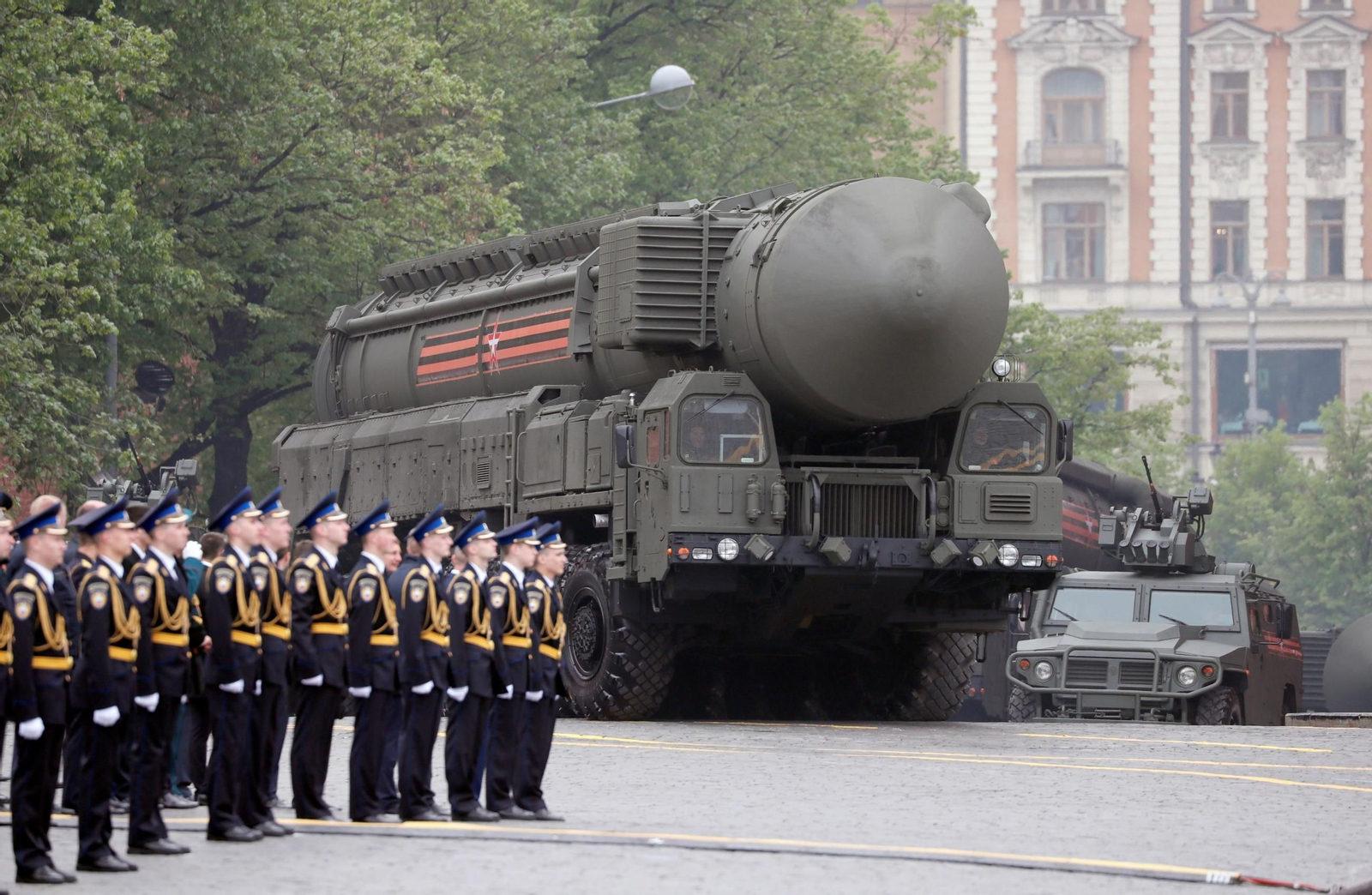 Un misil nuclear ruso durante un desfile militar en la Plaza Roja de Moscú.