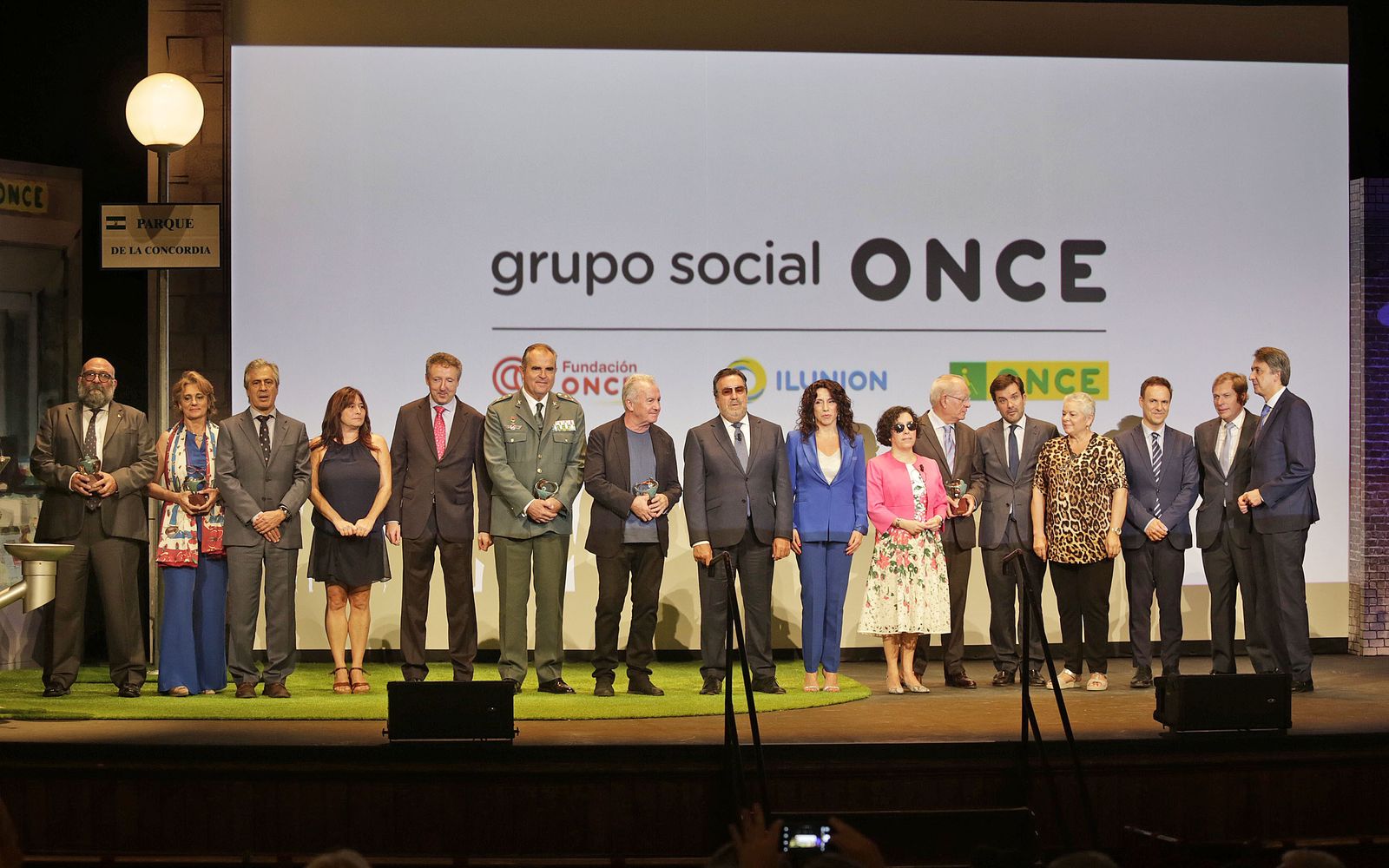Foto de familia de los premiados junto con las autoridades que entregaron los premios.