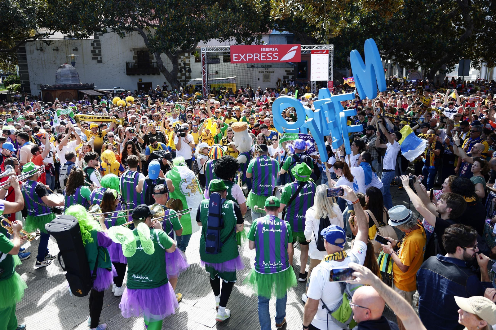 La gran fiesta de las aficiones de la ACB: Miles de personas toman las calles de Las Palmas