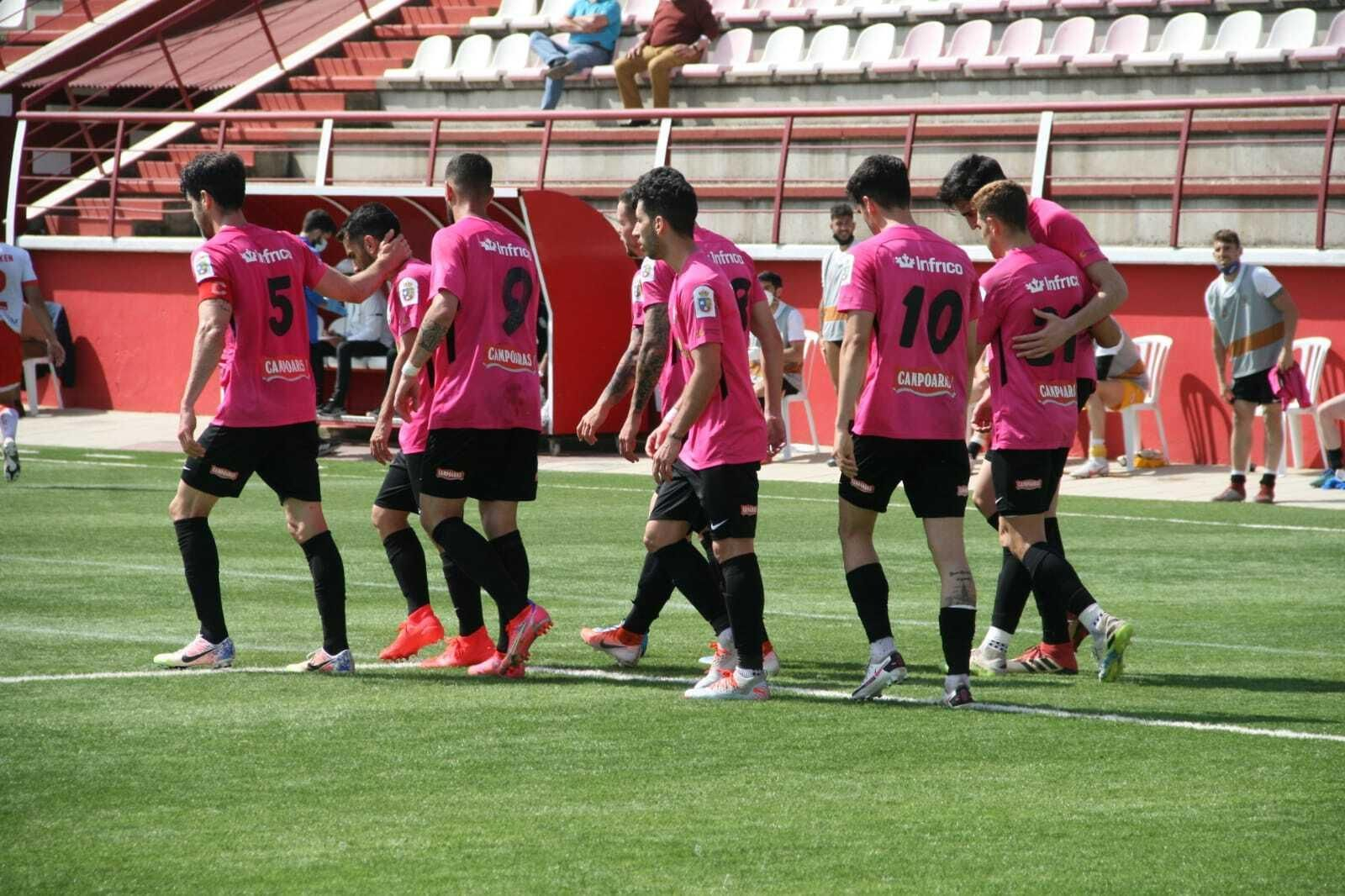 Los jugadores del Ciudad de Lucena celebran el gol de Nacho ante La Palma.