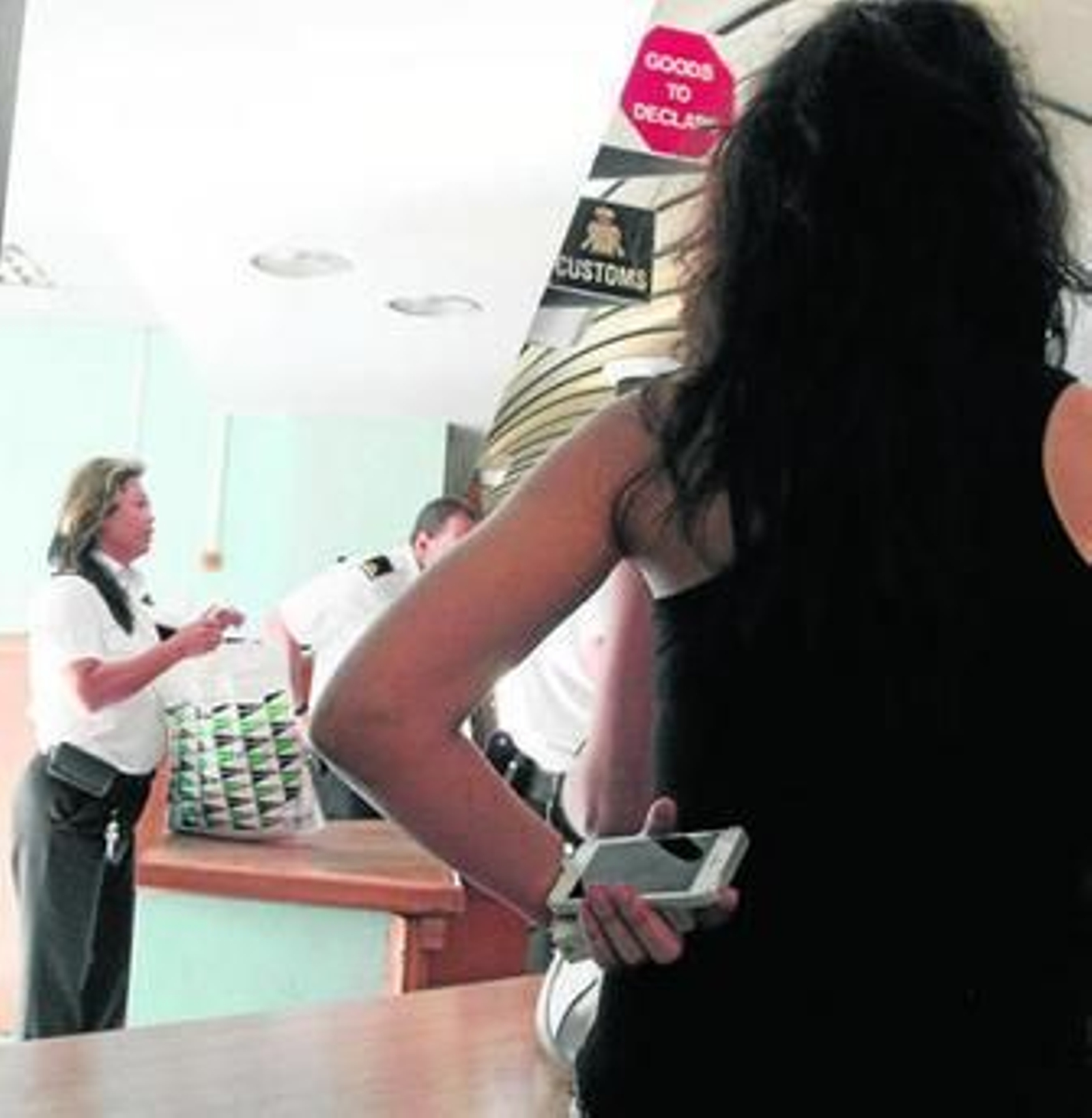 Instante en el que la agente gibraltareña retira la bolsa con la bandera de España.