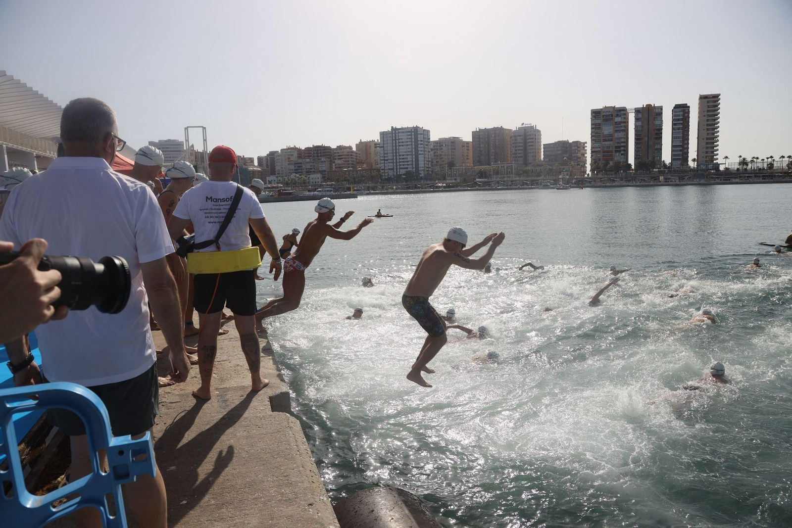 La travesía a nado del puerto de Málaga, en imágenes