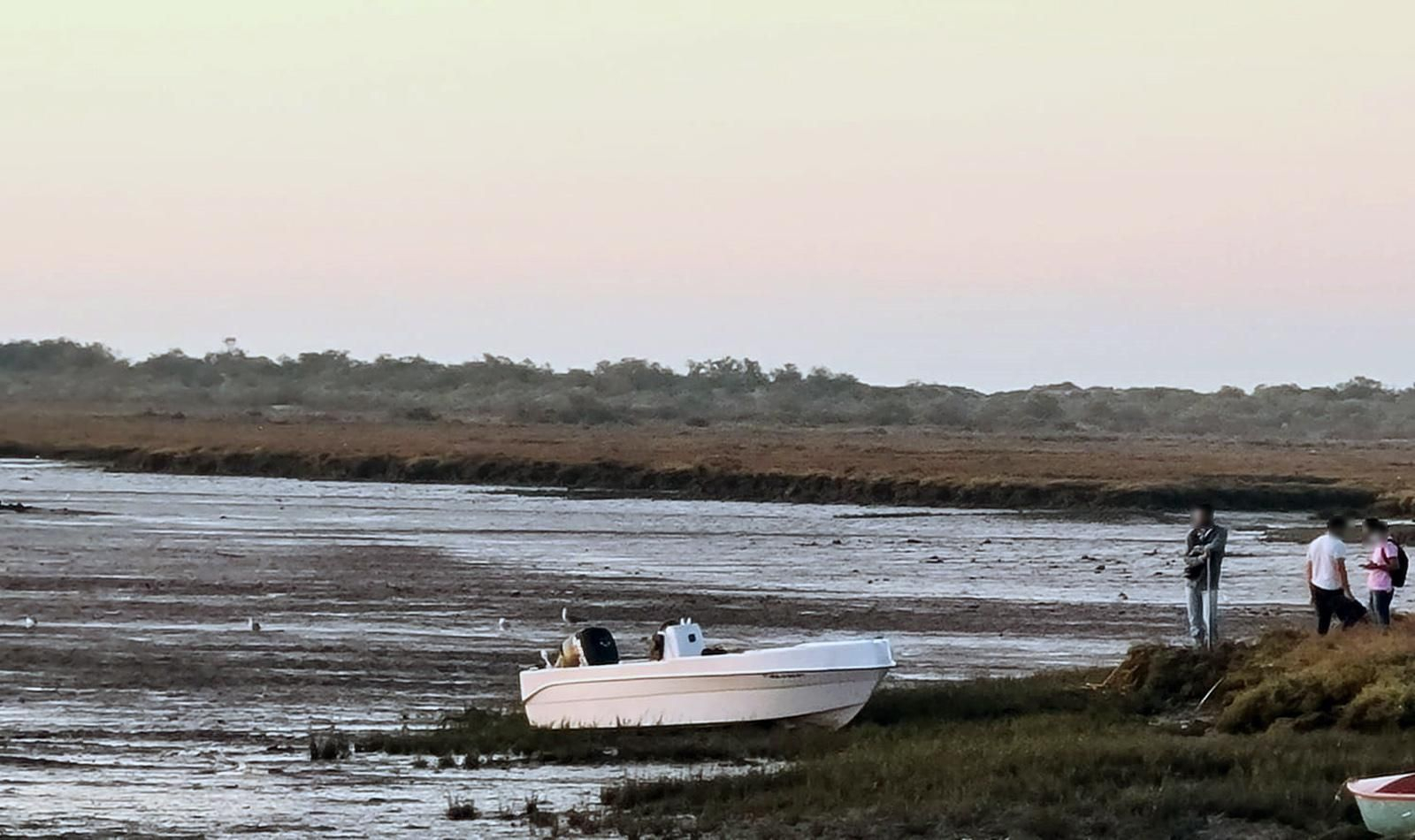 Agentes de Vigilancia Aduanera custodian la embarcación recreativa interceptada con 900 kilos de hachís en El Terrón