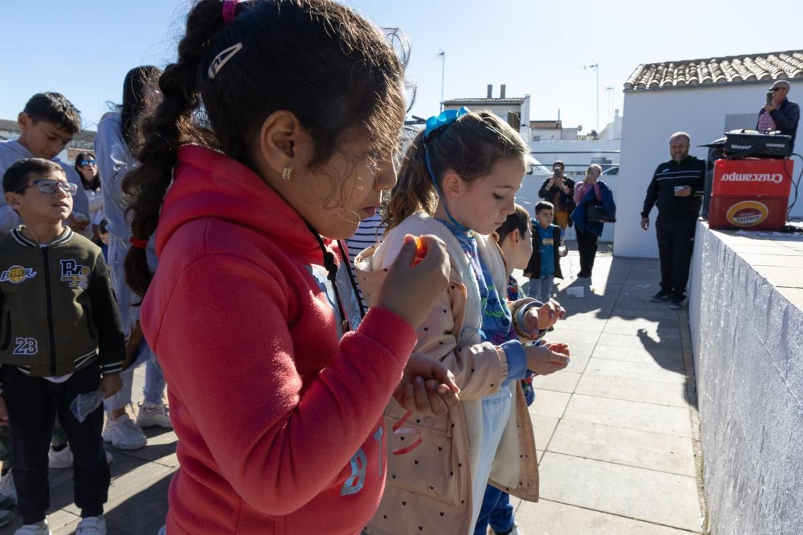 Chocolatada solidaria, caravana de coches, campanadas infantiles y juegos para los más pequeños en Monte Lope Álvarez