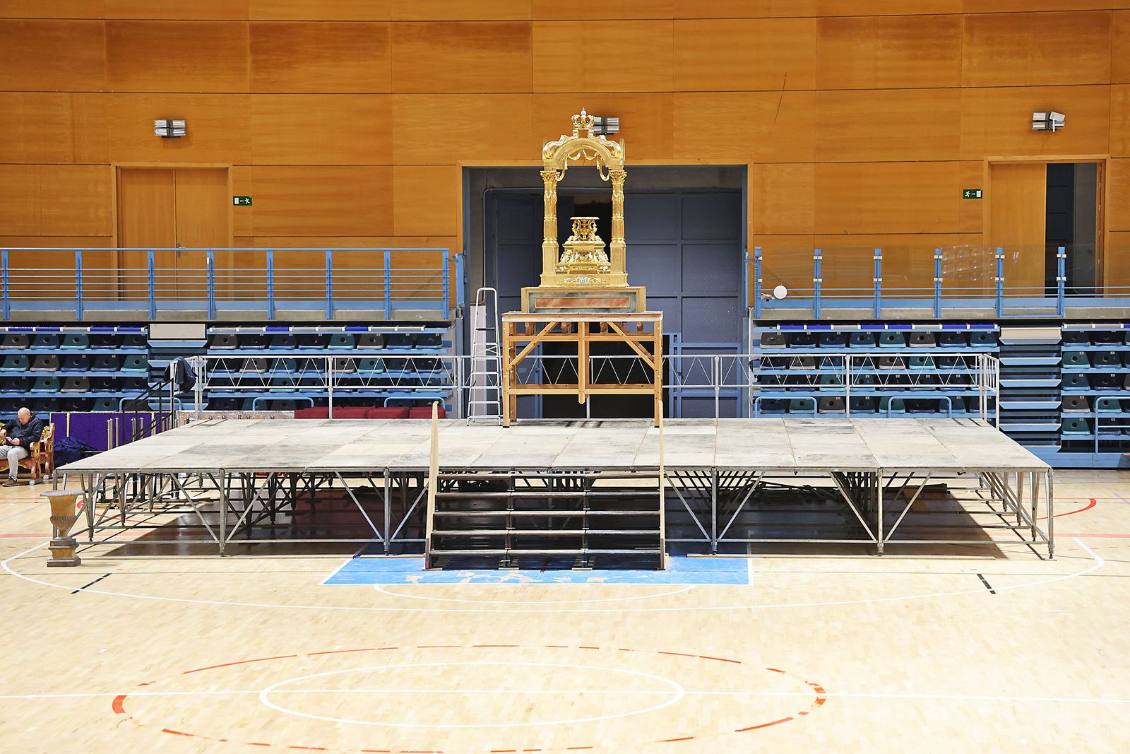 Las fotografías de los preparativos en el Carolina Marín para la Misa funeral por las víctimas de Adamuz