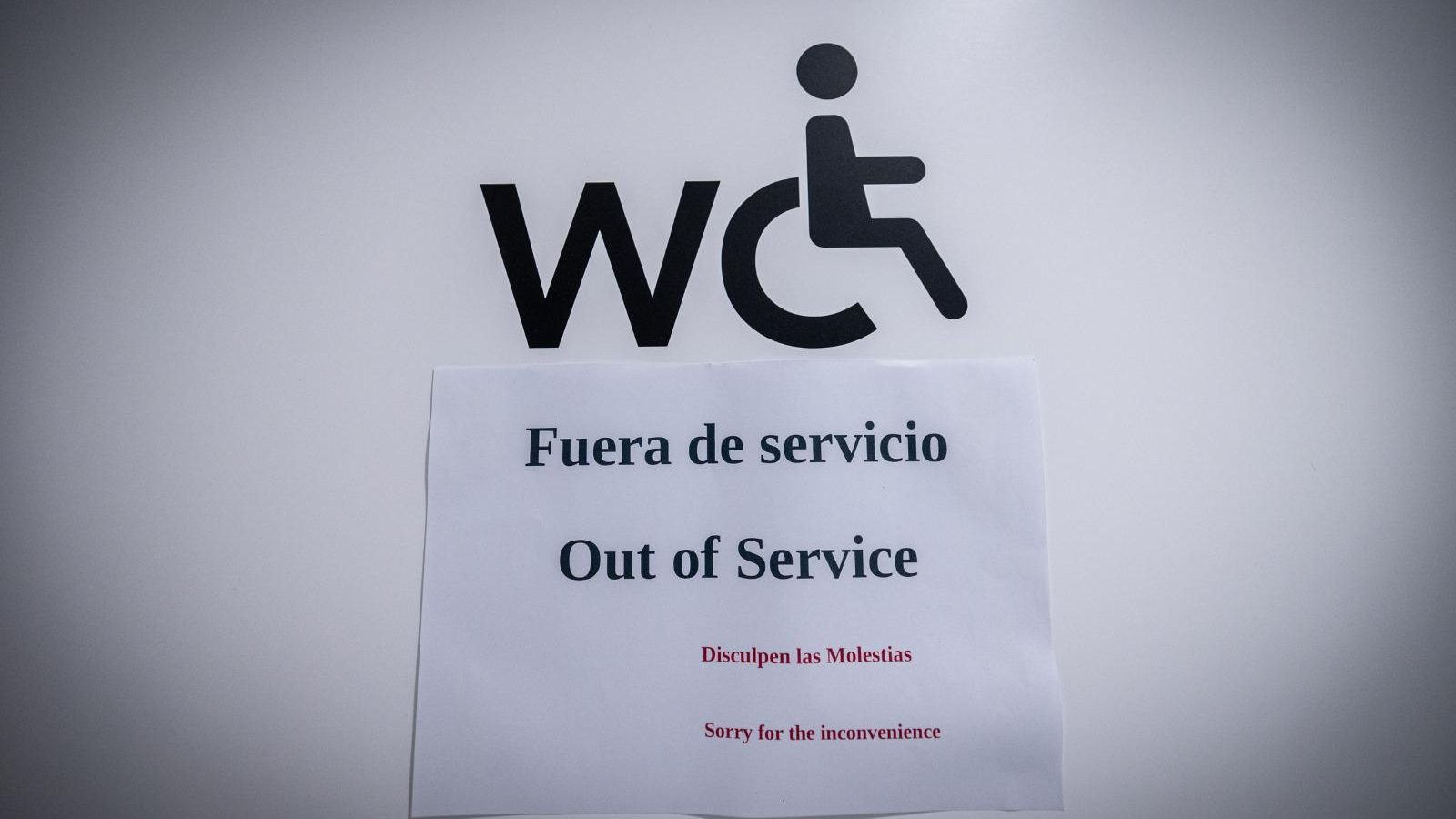 Uno de los cuartos de baño que no se pueden utilizar.