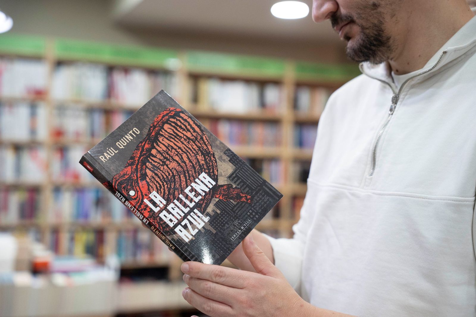 La ballena azul, de Raúl Quinto (Jekyll & Jill) | Vuelve uno de los autores almerienses más leídos y premiados, Raúl Quinto. Tras el enorme éxito cosechado con "Martinete del Rey Sombra" (Premio Nacional de Narrativa 2024), este año 2025 ha publicado "La ballena azul", una obra en la que experimenta con el género de terror. El mismo lenguaje y las contradicciones a las que somete al lector forman parte de una experiencia límite. Un viaje por los significados del miedo y las grietas de todo discurso sobre la realidad del que no se sale indemne. La novela toma su nombre y su estructura del juego viral que segó la vida de varios adolescentes en la década de 2010, y que nos ofrece una turbadora e inteligente crítica a estas herramientas de manipulación usando sus mismas armas.