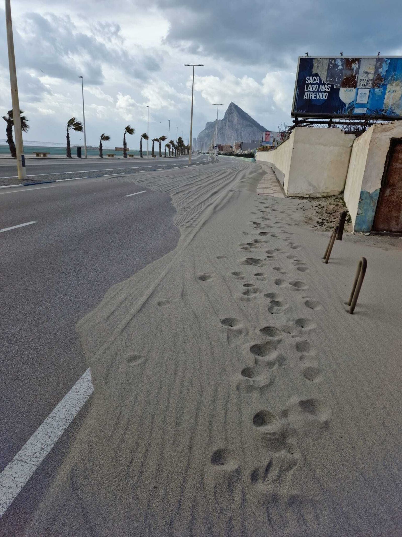 La arena sobre la calzada en La Línea