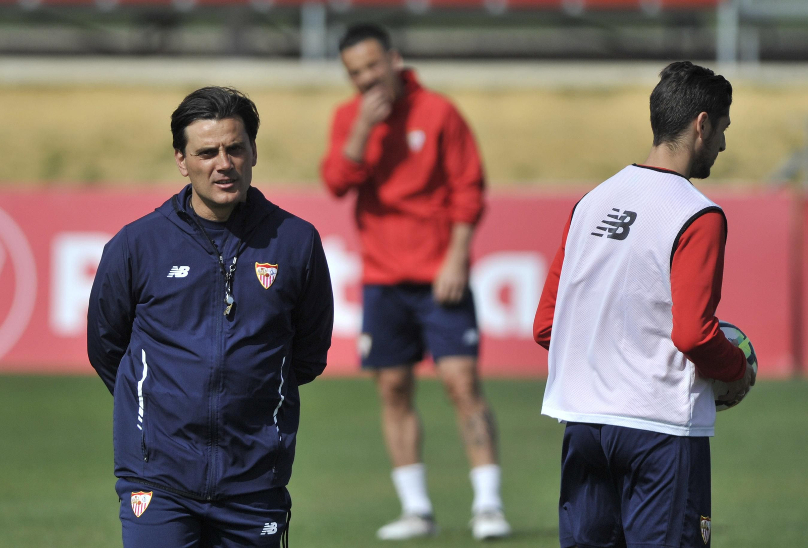 Vincenzo Montella observa el entrenamiento junto a Escudero, con Roque Mesa al fondo difuminado.