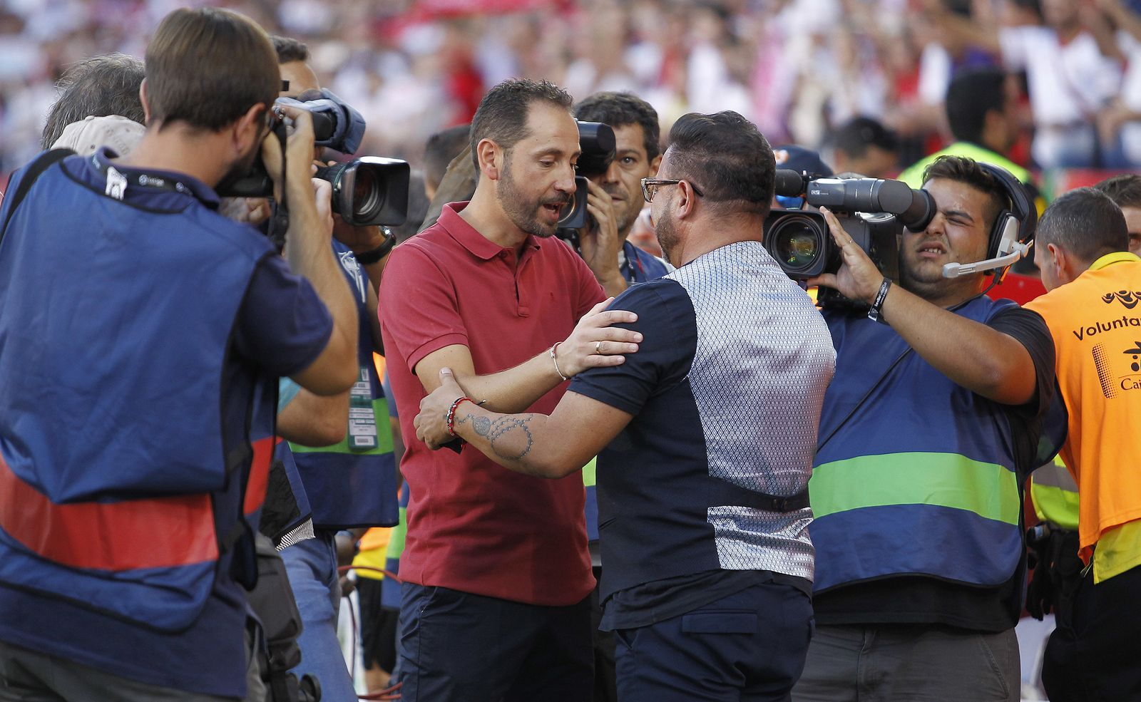 Pablo Machín se saluda con Antonio Mohamed antes del partido.