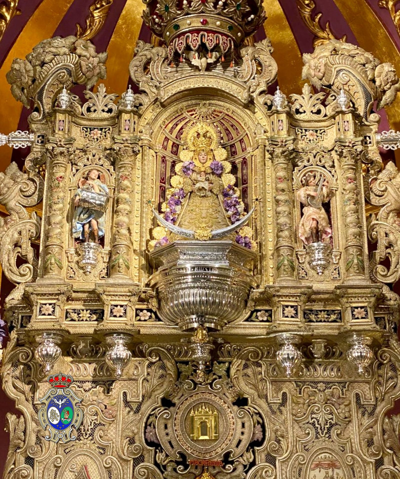 Simpecado de la Hermandad del Rocío de la Macarena.