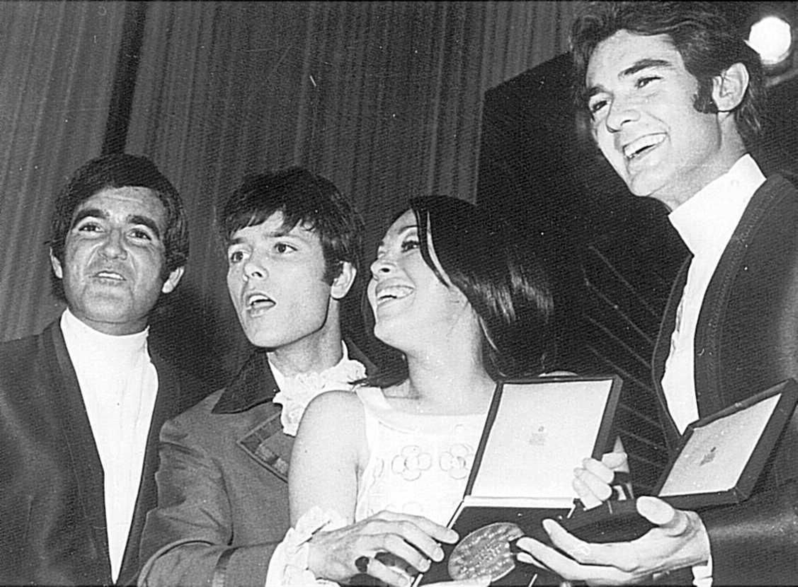 Massiel, entre el Dúo Dinámico y su rival eurovisivo Cliff Richard, la noche que ganó el festival.