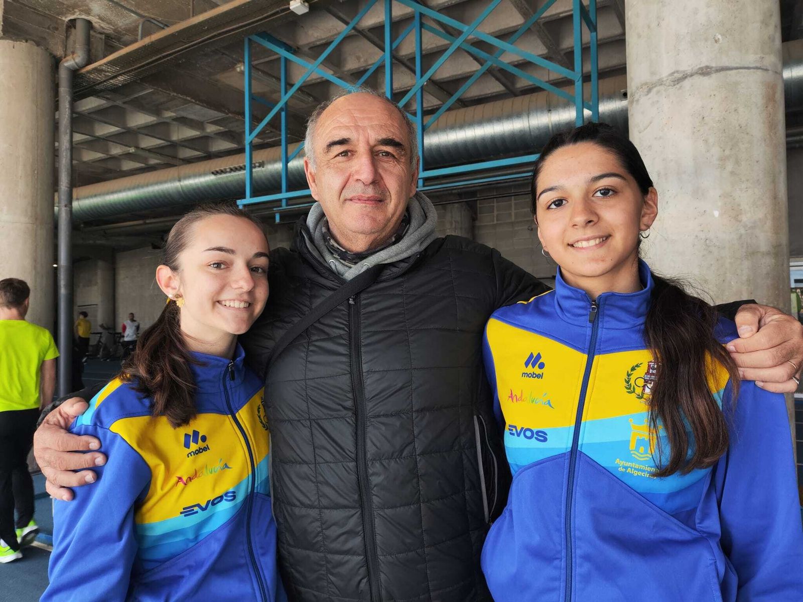 Paco Medina, con Elena Ruiz y Leire Jiménez.