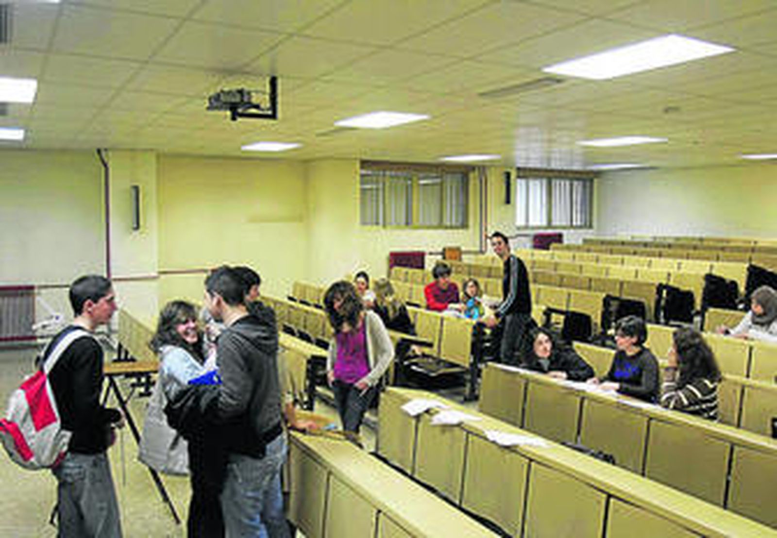 Alumnos de la Universidad de Granada charlan antes de que comience una clase.