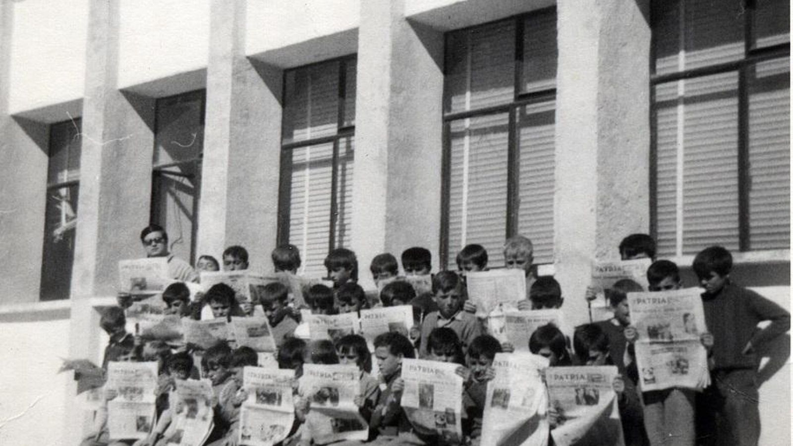 Con sus alumnos de Torre Cardela, que les enseñaba a leer los periódicos
