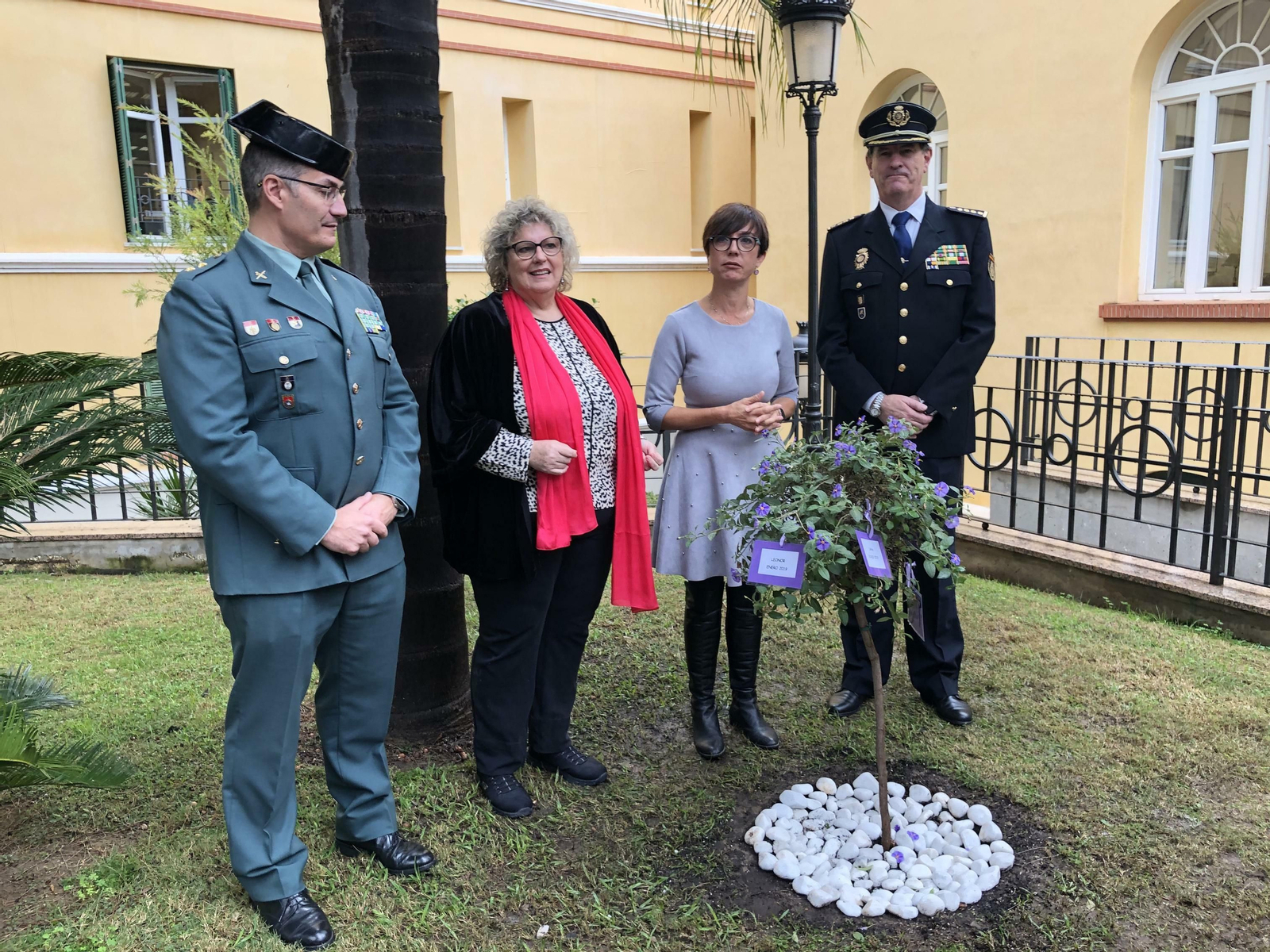 Roberto Blanes, Teresa Santos, María Gámez y Manuel Peña junto al árbol plantado en homenaje a las víctimas.