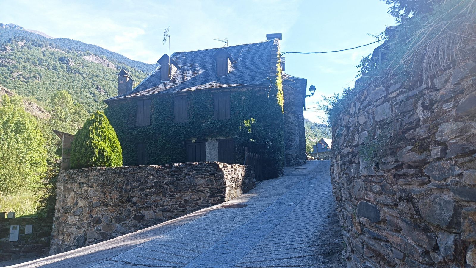 Tras un repecho por una pista de cemento, llegamos a Es Bòrdes.
